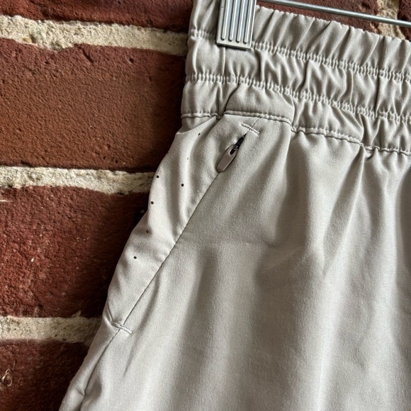 NWOT REI Active Pursuit Shorts Light Grey - Picture 6 of 6